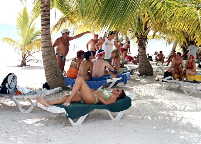 Party at Abanica Beach - Saona catamaran