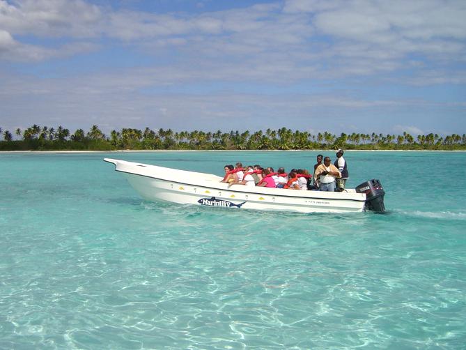 Speedboat towards the piscina natural - Saona catamaran