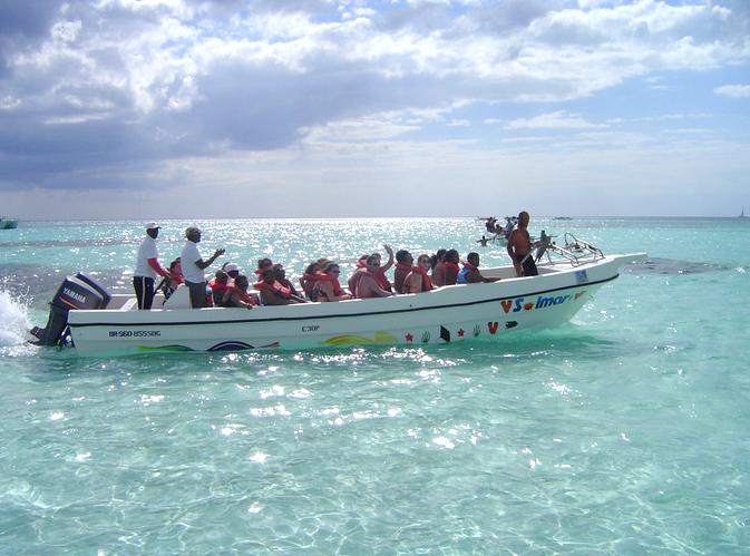 Leaving the piscina natural - Saona catamaran